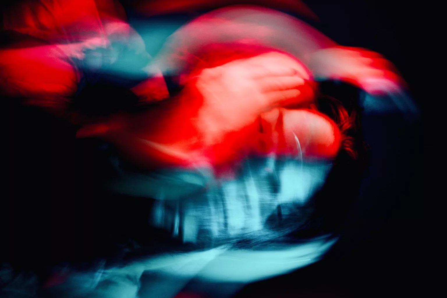Esse artigo propõe uma leitura mitopoética a partir de um olhar que reflita sobre o sintoma como um chamado da alma, uma tentativa do Self de estabelecer uma comunicação com o sujeito, onde ele (o Self) lança mão de um sistema de códigos próprio (os símbolos), de suas próprias ferramentas de comunicação (sintomas, sonhos, expressões criativas, sincronicidades) e de interpretação (a leitura mitopoética), apresentando-os como elementos que constituiriam as bases do processo analítico.