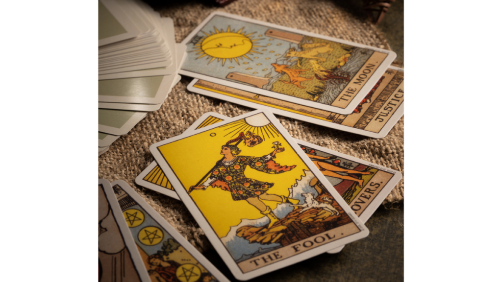 Este artigo explora a linguagem simbólica das cartas do Tarot, estabelecendo conexões com os arquétipos junguianos. O Tarot de Marselha, com seus Arcanos Maiores e Menores, simboliza a jornada de desenvolvimento espiritual, representando aspectos universais da psique humana. As cartas do Tarot, entendidas como imagens arquetípicas, facilitam a introspecção e a integração dos conteúdos inconscientes, oferecendo um meio para o autoconhecimento e o crescimento pessoal. A visão junguiana sugere que o Tarot atua mais como uma ferramenta de construção do futuro do que como um oráculo preditivo, enfatizando a sincronicidade e o processo de individuação como caminhos para a expansão da consciência.