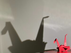 Ao imaginar a escrita desse artigo me ocorreu de o futuro leitor pensar: “mas quem é esse sujeito arrogante querendo escrever sobre a arrogância?”. E o mais interessante é que o simples fato de eu pensar isso é um ato arrogante, pois quem disse que meu texto será suficientemente atraente para despertar o interesse da leitura de alguém, mesmo que seja para falar mal? A arrogância! Então podemos afirmar de antemão que a arrogância está (quase) sempre presente.