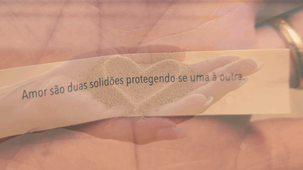 Este artigo também pode ser lido como um breve ensaio pessoal sobre a experiência do amor, sobre os inevitáveis desafios que ele nos impõe e as descobertas que inspira. Nele, faço um paralelo entre a imagem poética da mão espalmada para o céu, em ato de entrega, e o amor. Reflito, à luz da psicologia analítica, sobre como o amor, mesmo sendo, nas palavras de Carl Gustav Jung, “uma grande força do destino que vai do céu até o inferno”, pode “caber” na palma da mão daquele que se encoraja a vivê-lo com devoção.