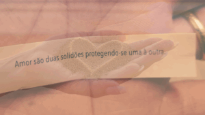 Este artigo também pode ser lido como um breve ensaio pessoal sobre a experiência do amor, sobre os inevitáveis desafios que ele nos impõe e as descobertas que inspira. Nele, faço um paralelo entre a imagem poética da mão espalmada para o céu, em ato de entrega, e o amor. Reflito, à luz da psicologia analítica, sobre como o amor, mesmo sendo, nas palavras de Carl Gustav Jung, “uma grande força do destino que vai do céu até o inferno”, pode “caber” na palma da mão daquele que se encoraja a vivê-lo com devoção.