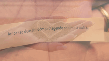 Este artigo também pode ser lido como um breve ensaio pessoal sobre a experiência do amor, sobre os inevitáveis desafios que ele nos impõe e as descobertas que inspira. Nele, faço um paralelo entre a imagem poética da mão espalmada para o céu, em ato de entrega, e o amor. Reflito, à luz da psicologia analítica, sobre como o amor, mesmo sendo, nas palavras de Carl Gustav Jung, “uma grande força do destino que vai do céu até o inferno”, pode “caber” na palma da mão daquele que se encoraja a vivê-lo com devoção.