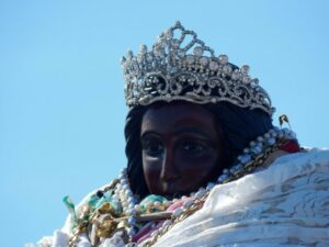 Cada ano, no último final de semana, Sarah é salva das águas pelos guardiões da Camarga... Isso é parte da procissão que acontece em “Les saintes Maries de la mer” na França, em homenagem à santa padroeira dos ciganos. Este ritual de fé mistura referências tanto judeu-cristãs quanto do povo cigano, que é tido como oriundo da Índia. Isso nos leva a questionar como símbolos de culturas tão distantes podem vir a se mesclar, buscando compreender, a partir da psicologia analítica, embasada em conceitos do inconsciente coletivo, o significado dessa travessia arquetípica que é simbolizada pelo mito de Sarah La Noire.
