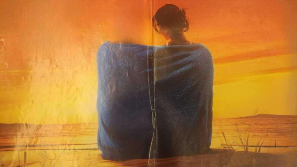 Este artigo analisa o impacto da ausência paterna na composição dos relacionamentos amorosos femininos. Com base na psicologia analítica junguiana, o texto traz inicialmente o papel do pai na constituição da psique feminina e como a sua falta provoca um vazio simbólico, o que pode aprisionar a mulher em uma identidade infantilizada, presa ao mundo materno, bloqueando o acesso ao outro, à alteridade.