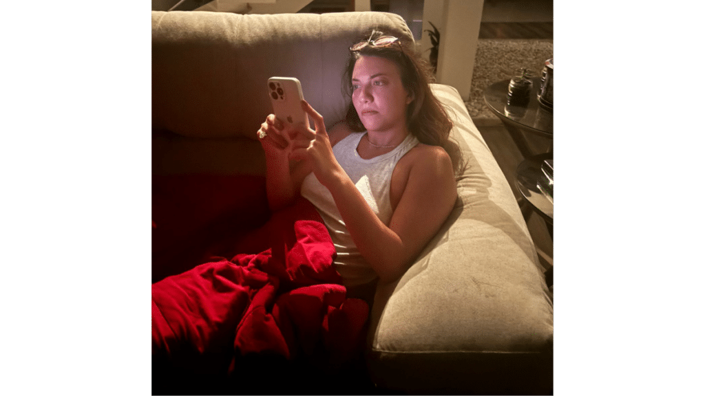 A ausência de si e a hiperconexão: estamos só ou mal acompanhados? Este artigo propõe uma reflexão sobre um sintoma marcante da contemporaneidade: a ausência de si e o medo de estar só. Exploraremos como a hiperconexão contribui para uma fuga em massa da própria companhia. A partir da Psicologia Analítica de C.G. Jung, percorremos esse percurso interior, investigando as emoções envolvidas nesse fenômeno, a distinção entre solidão e solitude, e a possibilidade de uma reconexão com o próprio eu.