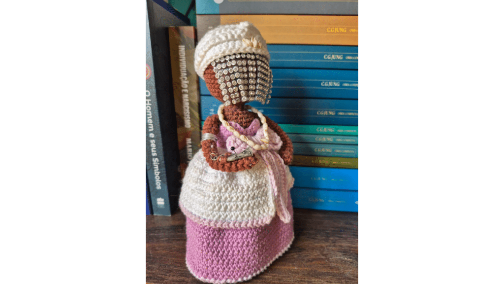 Nanã chega devagar, mas transforma tudo. Nanã Buruquê é o pântano que guarda nossos segredos mais antigos. A Velha Sábia que nos ensina a parar, a decompor, a renascer. Este ensaio é sobre essa Orixá que devolve a alma ao tempo da terra. Venha mergulhar na lama sagrada onde a vida começa de novo. Se a tua alma anda cansada esse texto é para você.