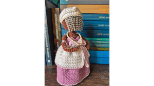 Nanã chega devagar, mas transforma tudo. Nanã Buruquê é o pântano que guarda nossos segredos mais antigos. A Velha Sábia que nos ensina a parar, a decompor, a renascer. Este ensaio é sobre essa Orixá que devolve a alma ao tempo da terra. Venha mergulhar na lama sagrada onde a vida começa de novo. Se a tua alma anda cansada esse texto é para você.