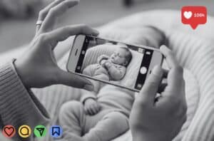 O sharenting tornou-se uma prática comum na parentalidade contemporânea, transformando momentos íntimos da infância em conteúdo público e performático. Embora nasça do orgulho ou da vontade de partilhar, essa exposição revela tensões profundas entre privacidade, projeção parental e construção do ego infantil. Sob a ótica da psicologia analítica, o fenômeno ultrapassa o campo social e aponta para dinâmicas inconscientes que moldam a relação entre pais e filhos. Entre persona e sombra, visibilidade e vínculo, surge um retrato complexo da parentalidade atual. Este artigo busca iluminar essas camadas, refletindo sobre os riscos psíquicos e simbólicos que habitam por trás das postagens aparentemente inocentes.