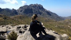 ''Me levanto sobre o sacrifício de um milhão de mulheres que vieram antes...e penso: o que é que eu faço para tornar essa montanha mais alta, para que as mulheres que vierem depois de mim possam ver além." (Rupi) Nesse poema, a poeta Rupi Kaur nos convida a refletir sobre a responsabilidade de honrar e perpetuar a luta das gerações passadas para que possamos contribuir com a evolução das futuras gerações de mulheres. Através dele proponho refletirmos o processo da individuação feminina de forma não apenas pessoal, mas também em seu caráter coletivo e transformador.