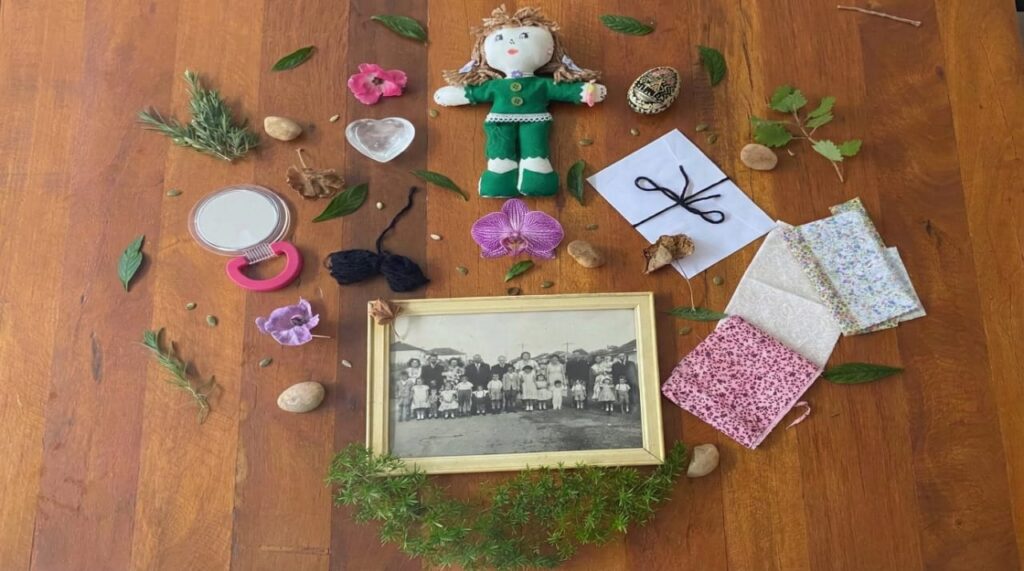 Este artigo busca tangenciar informações de relatórios de saúde mental da criança e do adolescente e a Psicologia Analítica. O objetivo é fazer um recorte na vida psíquica desta etapa da vida e discuti-los como expressão do que se manifesta na alma das crianças e dos adolescentes e que está pedindo olhar, acolhimento, cuidado e escuta.