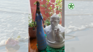 O texto aborda Iemanjá como expressão plural do arquétipo da Grande Mãe, problematizando a idealização do materno como figura única, sempre acolhedora e previsível. Em diálogo com Jung, apresenta diferentes faces de Iemanjá – nutridora, firme, encantadora , profunda – como modos simbólicos que respondem a distintas necessidades psíquicas.