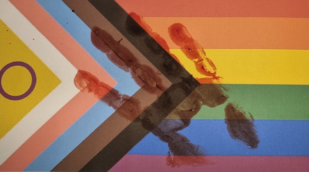 O presente ensaio busca uma reflexão sobre como a sombra pode se materializar em violências, usando como foco a população LGBTQIA+. O ensaio passeia pelos conceitos de sombra, projeção e complexo de bode expiatório, além do conceito das minorias psicológicas.