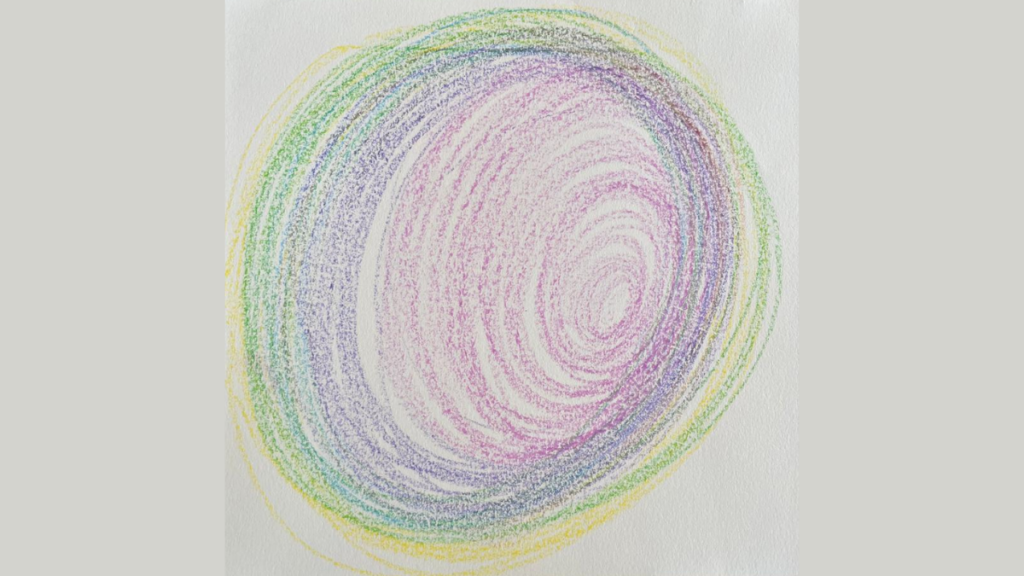 O Encontro com o Mestre: Uma jornada de transformação pela Arteterapia Todos nós temos um mestre interior, sabe aquele que te acompanha ao longo de sua vida? O curso de Arteterapia não é tão simples e divertido como parece, é acima de tudo, uma entrega, uma verdadeira jornada de alma. Uma travessia profunda onde não estudei apenas técnicas, obras e embasamentos teóricos, mas um chamado, fui chamada — por meio das imagens, das cores e dos símbolos — a mergulhar nos porões da minha história. Ao encerrar a formação em Arteterapia, fecho também um ciclo de vida profundamente simbólico e transformador, uma verdadeira travessia. Um chamado da alma que me levou a tocar feridas antigas e integrar as partes esquecidas de mim mesma.