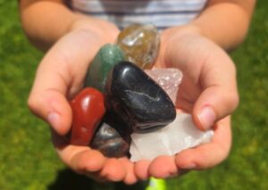 O texto explora a relação entre Jung e as pedras como símbolos de eternidade, transformação e totalidade psíquica. A partir das formações geológicas — ígneas, sedimentares e metamórficas — estabelece-se um paralelo com os processos de mudança internos da psique e com o percurso alquímico que culmina na pedra filosofal. As pedras aparecem na vida, na obra e nos sonhos de Jung como imagens vivas do Self: desde sua infância, passando pelas visões de 1944, pelas experiências do Livro Vermelho e pelo último sonho conhecido. Nas esculturas de Bollingen, Jung deixou gravada na pedra sua compreensão simbólica e alquímica. Em todas essas manifestações, a pedra emerge como expressão de origem, morte e renascimento, e como possível expressão do unus mundus – a unidade fundamental entre matéria, psique e cosmos.