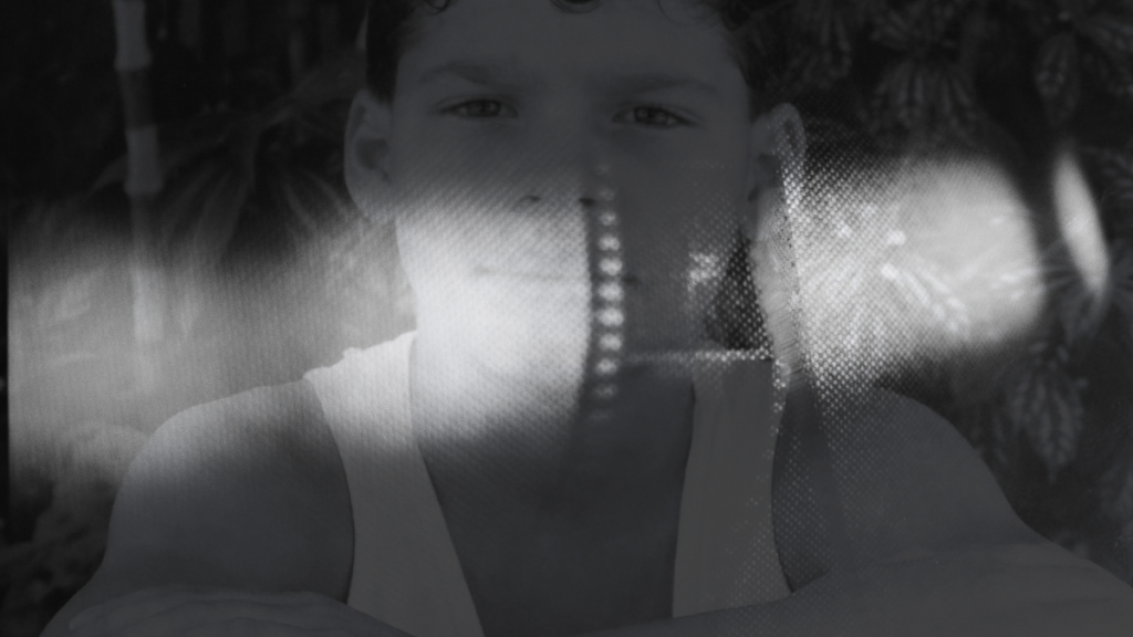 Não faz muito tempo, as imagens fotográficas eram “escritas à luz”. Era um tempo de menos telas. A revelação era uma verdadeira cura, no sentido de cuidado e transformação. Primeiro, as máquinas fotográficas captavam a imagem num filme, onde luz e sombra se invertem. Por isso, o filme também era chamado de negativo. Depois, na penumbra de uma câmara escura, a imagem florescia positiva, em meio à sombra e à luz. Neste ensaio, faço um paralelo entre o processo analítico e o antigo jeito de revelar imagens. Procuro mostrar que tanto analista quanto analisando têm como missão, por meio de ampliações simbólicas e uma atenta e reveladora curadoria de luz e sombra, fazer do negativo, que obscurece a alma, algo positivo.