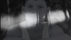 Não faz muito tempo, as imagens fotográficas eram “escritas à luz”. Era um tempo de menos telas. A revelação era uma verdadeira cura, no sentido de cuidado e transformação. Primeiro, as máquinas fotográficas captavam a imagem num filme, onde luz e sombra se invertem. Por isso, o filme também era chamado de negativo. Depois, na penumbra de uma câmara escura, a imagem florescia positiva, em meio à sombra e à luz. Neste ensaio, faço um paralelo entre o processo analítico e o antigo jeito de revelar imagens. Procuro mostrar que tanto analista quanto analisando têm como missão, por meio de ampliações simbólicas e uma atenta e reveladora curadoria de luz e sombra, fazer do negativo, que obscurece a alma, algo positivo.