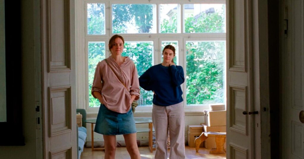 No Oscar 2026, o thriller político brasileiro sobre a ditadura, O Agente Secreto, não levou a estatueta de Melhor Filme Internacional. Quem venceu foi Valor Sentimental (Affeksjonsverdi), drama norueguês dirigido por Joachim Trier. O filme acompanha o reencontro de duas irmãs com o pai após a morte da mãe. A trama, de alcance universal, é uma verdadeira aula sobre como lidar com as marcas deixadas pelas separações conjugais.