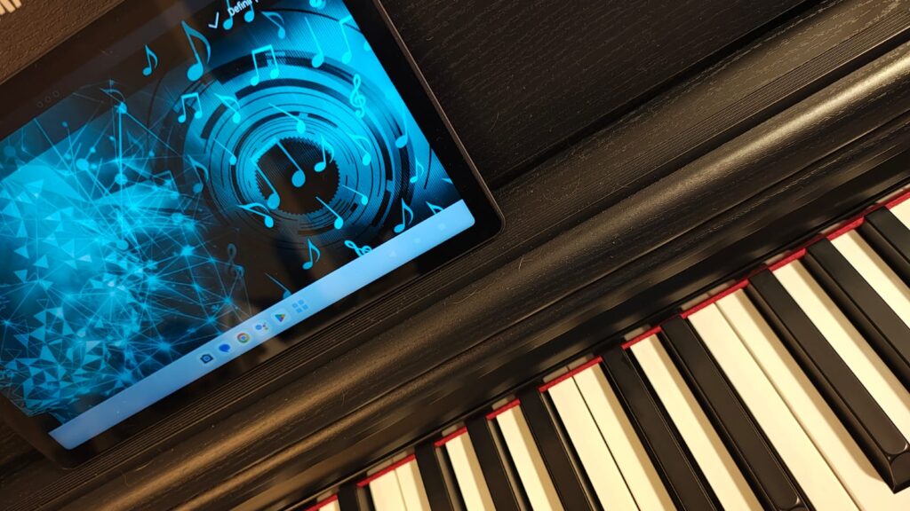 A crescente presença da inteligência artificial na produção musical e artística desafia concepções tradicionais sobre criatividade, emoção e experiência humana. Se a arte constitui uma expressão simbólica da vida psíquica, capaz de conectar o indivíduo às dimensões conscientes e inconscientes da existência, como compreender obras produzidas por sistemas que não sonham, não sofrem e não possuem subjetividade própria? A partir de uma reflexão sobre o papel do símbolo na Psicologia Analítica e das noções de simulacro propostas por Baudrillard, emerge a questão de saber se a arte gerada por IA representa uma nova forma de expressão simbólica ou apenas uma simulação cada vez mais convincente da experiência estética. A aparente capacidade dessas obras de despertar emoção, empatia e identificação conduz a uma reflexão mais ampla sobre a relação contemporânea com o simbólico, a autenticidade e a própria condição humana.