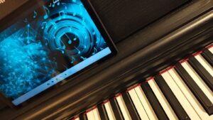 A crescente presença da inteligência artificial na produção musical e artística desafia concepções tradicionais sobre criatividade, emoção e experiência humana. Se a arte constitui uma expressão simbólica da vida psíquica, capaz de conectar o indivíduo às dimensões conscientes e inconscientes da existência, como compreender obras produzidas por sistemas que não sonham, não sofrem e não possuem subjetividade própria? A partir de uma reflexão sobre o papel do símbolo na Psicologia Analítica e das noções de simulacro propostas por Baudrillard, emerge a questão de saber se a arte gerada por IA representa uma nova forma de expressão simbólica ou apenas uma simulação cada vez mais convincente da experiência estética. A aparente capacidade dessas obras de despertar emoção, empatia e identificação conduz a uma reflexão mais ampla sobre a relação contemporânea com o simbólico, a autenticidade e a própria condição humana.
