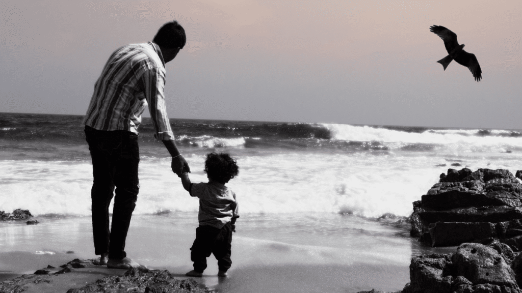 FELIZ DIA DOS PAIS – ENTRE O PRESENTE, A PRESENÇA E A AUSÊNCIA Atualmente vivemos sob o signo de um paradoxo avassalador. De um lado, um patriarcado abstrato e onipresente, que governa através do poder tecnológico e dos algoritmos do mercado financeiro dominados por um pai-máquina que tudo controla e nada abraça. De outro, uma ausência de paternagem que deixa um vazio ensurdecedor nos lares. Esta não é apenas a falta de um corpo, mas a do amparo que guia e fortalece. No lugar do pai amoroso, impera a sombra de uma estrutura tirânica que, por sua própria rigidez, gera uma geração de órfãos de pais vivos, com a alma marcada pela tristeza, o abandono e a rejeição.