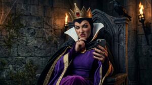 Este ensaio propõe uma leitura junguiana da normose digital, ampliando a relação do mito de Narciso com a dinâmica contemporânea das telas digitais e o vício em redes sociais. A tela do celular é analisada como a versão moderna do "espelho mágico" da rainha má em Branca de Neve, um objeto que promete reconhecimento total, mas aprisiona o ego em uma ilusão de reconhecimento. Utilizando os conceitos de Self, ego e complexo elaborados por C. G. Jung, e apoiando-se nas contribuições de Mario Jacoby, Nathan Schwartz-Salant e Alexander Lowen, o artigo argumenta que o vício em redes sociais representa uma fixação narcísica estrutural: a impossibilidade de o ego se separar de seu próprio reflexo, distanciando-se, assim, do si-mesmo.