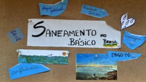 Este ensaio propõe uma leitura simbólica e alquímica do saneamento básico no Brasil a partir da psicologia analítica. Articulando dados da crise sanitária brasileira com conceitos de Jung, Hillman, Bauman, Mbembe e Nego Bispo, o texto compreende água, resíduo sólidos, esgoto e drenagem de água pluvial como imagens da psique coletiva. A reflexão discute temas como sombra, inconsciente coletivo, colonialidade, higienismo psíquico e transformação, propondo a “confluência básica” como ética simbólica de integração e ampliação da consciência coletiva.